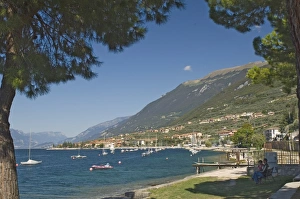 European Lakeside Views Drucke: A view along the shore