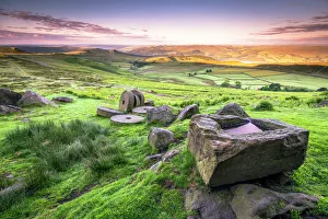 Derbyshire Drucke: Blick über die Steinsäulen am Stanage Edge zum Sonnenaufgang im Peak-District-Nationalpark in Derbyshire
