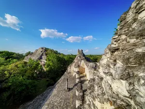 Maya Archaeological Site Drucke: View over Structure VIII towards Structure IX
