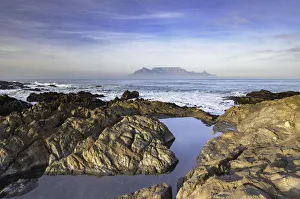 Blick auf den Tafelberg von Bloubergstrand, Kapstadt, Westkap, Südafrika, Afrika.