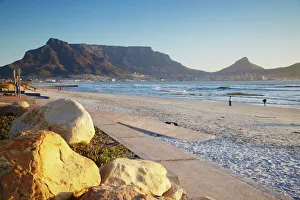 Kapstadt Drucke: Blick auf den Tableberg von der Milnertons Strandpromenade in Kapstadt im Westkap