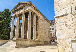 Drucke von Blick auf das Tempel von Augustus im Platzforum in Pula Stadtteil Istrien Land Kroatien Ädriatisches Meer Europa Bilder Datiert 2019 Oktober: Blick auf das Tempel von Augustus im Platzforum in Pula Stadtteil Istrien Land Kroatien Ädriatik
