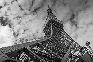 Honshu Island Landmarks Drucke: View of Tokyo Tower from its base against cloudy sky