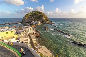 Italian Island Scenery Drucke: View of Torre di Sant'Angelo from elevated position in Sant'Angelo