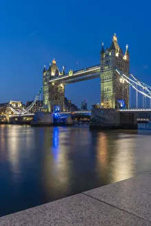 London Skyline Images Drucke: View of Tower Bridge and River Thames at dusk, London, England, United Kingdom, Europe