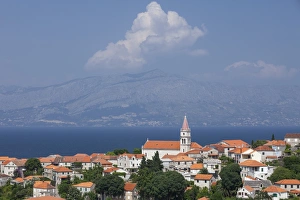 Bilder Datiert 14. Juni 2010: Blick auf das Dorf mit der Insel im Hintergrund von Postir an der Insel Brač am Adria-Küstenabschnitt Kroatiens