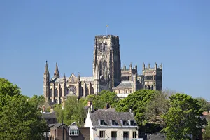 Blick über die Bäume zu der Dürheimer Kathedrale im Frühjahr, Weltkulturerbe von UNESCO, Dürheim