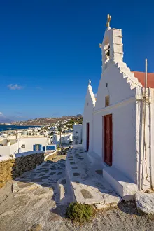 Greek Island Hopping Guide Drucke: View of whitewashed chapel overlooking town, Mykonos Town, Mykonos, Cyclades Islands