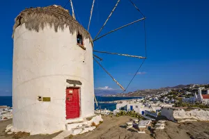 Greek Architecture Images Drucke: View of whitewashed windmill overlooking town, Mykonos Town, Mykonos, Cyclades Islands