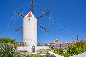 Bilder Datiert 17. Mai 2022: Blick auf eine weißgekalkte Windmühle und das Reiseführerdienstzentrum in Es Castell im Inselgebiet von Ménorque