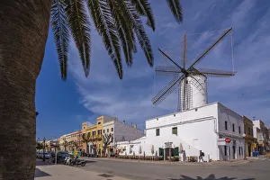 Blick auf Windmühle und Restaurant im historischen Zentrum von Ciutadella auf der Insel Menorca im Balearen-Archipel Spaniens am Mittelmeer in Europa