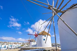 Greek Island Views Drucke: View of windmills and town in background, Mykonos Town, Mykonos, Cyclades Islands