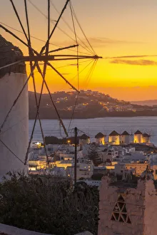 Cyclades Islands Landscape Drucke: View of the windmills and town from elevated position at dusk, Mykonos Town, Mykonos
