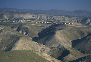 Judean Desert Landscape Drucke: View in winter with typical hills in foreground