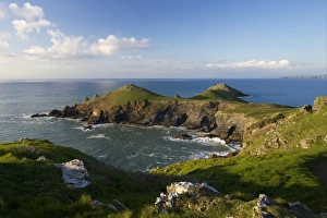 Blick auf Atlantikwellen am Rumps-Punkt in der Peninier-Headlandschaft im nördlichen Kornwall (England), Vereinigtes Königreich (Europa)