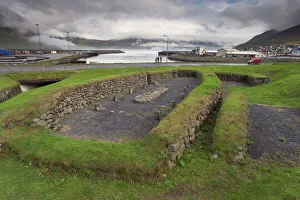 Drucke von Der Wikingerhüttensitz aus dem 10. Jahrhundert im archäologischen Gelände von Toftanes in der Siedlung Leirvik auf der Insel Eysturoy in den Färöer-Inseln (Färøen), Dänemark, Europa Dänemark Drucke: Nordisches Langhaus aus dem 10. Jahrhundert, archäologischer Standort von Toftanes