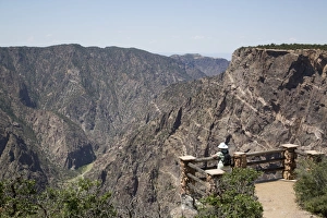 United States Scenic Views Drucke: Visitor at Painted Wall View Point