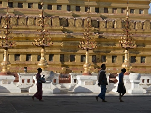 Bagan Myanmar Temples Drucke: Visitors to the Buddhist temples of Bagan, Myanmar (Burma), Asia