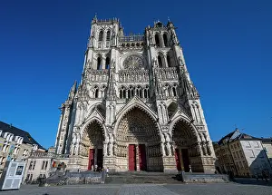 Drucke von Besucher erkunden die Kathedrale von Amiens, ein UNESCO-Weltnaturerbe in Frankreich, das detaillierte Architektur und historische Bedeutung zeigt Amiens Drucke: Besucher erkunden die Kathedrale von Amiens