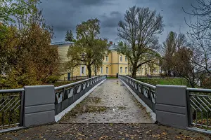 Drucke von Besucher gehen über eine Brücke zu einem historischen Gebäude in einem Park an einem wolkenverhangenen Tag in Gomel, Weißrussland Weißrussland Drucke: Besucher gehen auf einer Brücke in Richtung eines historischen Gebäudes in einem Park an einem bewölkten Tag in Gomel