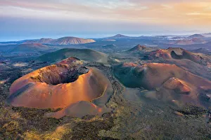 Drucke von Bergevulkane im Naturschutzgebiet Timanfaya auf der Insel Lanzarote in den Kanaren Spanien Atlantik Europa Spanien Drucke: Vulkane im Naturschutzgebiet Timanfaya auf der Insel Lanzarote in den Kanaren Spaniens am Atlantik Europa