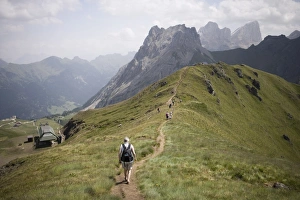 Dolomites Hiking Trails Drucke: Walkers on footpath