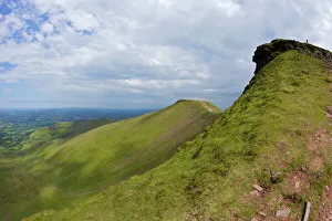 Gänger auf Pen-y-Fan unter Sonnenschein im Frühjahr, Naturpark Brecon Beacons, Powys