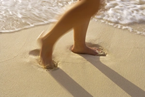 Colorful Beach Scenes Drucke: Walking in the sand