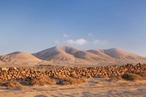 Canary Islands Travel Destinations Drucke: Wall in a desert landscape, El Cotillo, Fuerteventura, Canary Islands, Spain, Europe