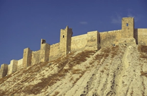 Drucke von Mauern von der Zitadelle aus dem Graben gesehen in Aleppo als Weltkulturerbe der UNESCO im Syrien im Nahen Osten Syrien Kulturerbestätten Drucke: Mauern von der Burg