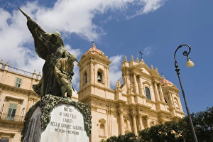 Sicily Travel Guide Drucke: War memorial and Cathedral