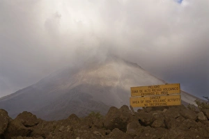 Drucke von Achtungshinweis für den Vulkan Arenal in Kostarika im zentralamerikanischen Raum Costa Rica Drucke: Achtungshinweis für den Vulkan Arenal in Kostarika im Zentralamerikum