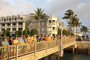 Tropical Evening Scene Drucke: Watching the sunset in Mallory Square, Key West, Florida, United States of America