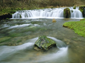 Wasserfälle am Fluss Lathkill im Tal von Lathkil in der Nationalpark Peak-Distrikt