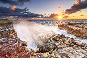 Caribbean Coastal Scenery Drucke: Waves crashing on cliffs at sunrise, Devils Bridge, Antigua, Antigua and Barbuda
