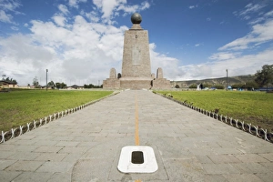 Pichincha Province Landmark Drucke: West side of the 30m pyramidal monument marking the equator