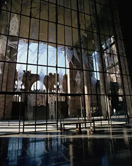 Warwickshire Drucke: Fenster im Westen der Kathedrale von Coventry in Coventry und Warwickshire in England im Vereinigten Königreich Europa
