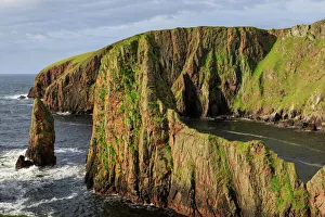 Bilder Datiert 21. Oktober 2019: Westerwick, dramatische Küstenansichten mit rotem Granit-Sandsteinkliff und Felsenhaufen auf der West-Insel