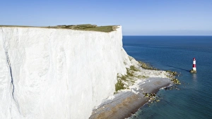 Beachy Head Cliffs Drucke: White chalk cliffs of Beachy Head and lighthouse