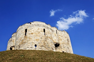 UK Architecture Drucke: White clouds in blue sky above Cliffords Tower