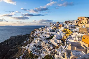 Greek Architecture Style Drucke: Whitewashed architecture at sunset, Oia, Santorini, Cyclades, Greek Islands, Greece