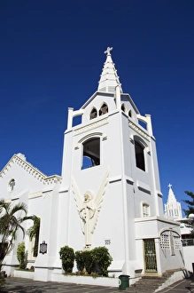 Christian Architecture Photography Drucke: Whitewashed Catholic church