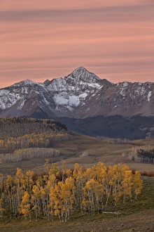 Wilsons Gipfel am Morgen mit einer Schicht Schnee im Herbst. Uncompahgrer-Nationalpark. Kolumbien (USA). Nordamerika