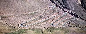 Bilder Datiert 13. Juli 2025: Windende Bergstraße mit scharfen Kurven, Purmamarca, Puna, Jujuy, Argentinien.