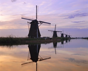 Dutch Waterways Drucke: Windmills along the canal