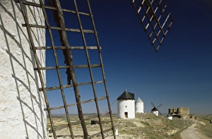 European Windmills Drucke: Windmills and castle