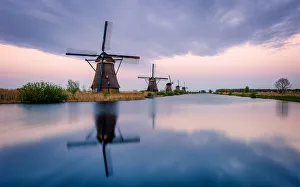 Windmühlen und Spiegelungen im Kinderdijk Weltkulturerbe der Vereinten Nationen Niederlande