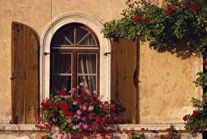 Fenster mit Vorhängen und Fensterschrein