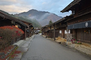 Dorf Drucke: Holzhaeusle in der alten Poststadt Tsumago im Tal des Kisos Nasendo Zentralhonshu Japan