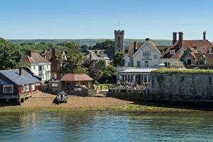 Isle Of Wight Drucke: Yarmouth aus dem Solent im Sommer auf der Isle of Wight